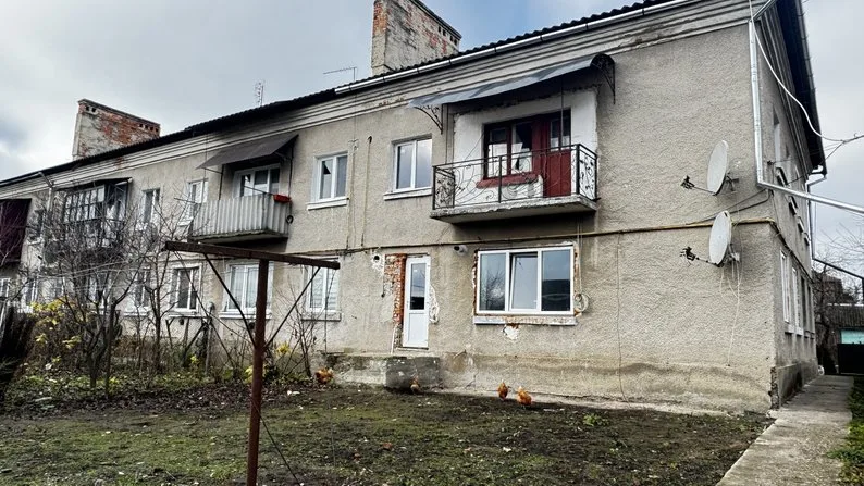 Двоповерховий житловий будинок із супутниковими антенами