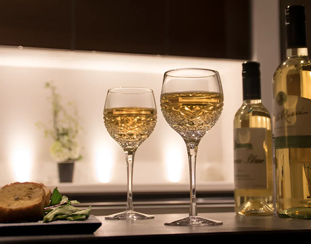 Два келихи білого вина на столі