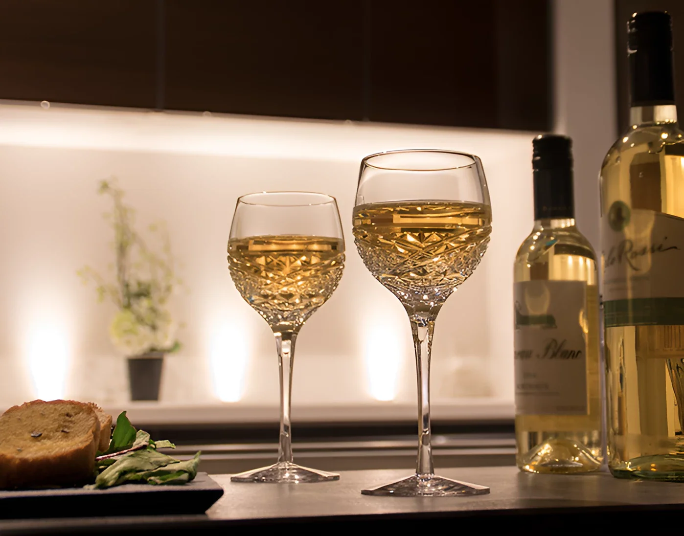 Два келихи білого вина на столі