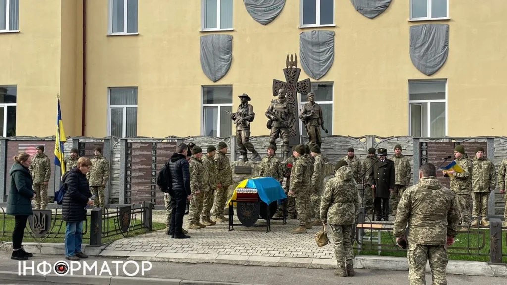 Військові проводять церемонію біля меморіалу загиблим героям