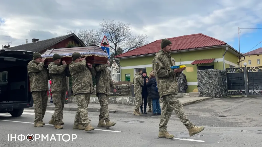 Військові несуть труну загиблого героя України