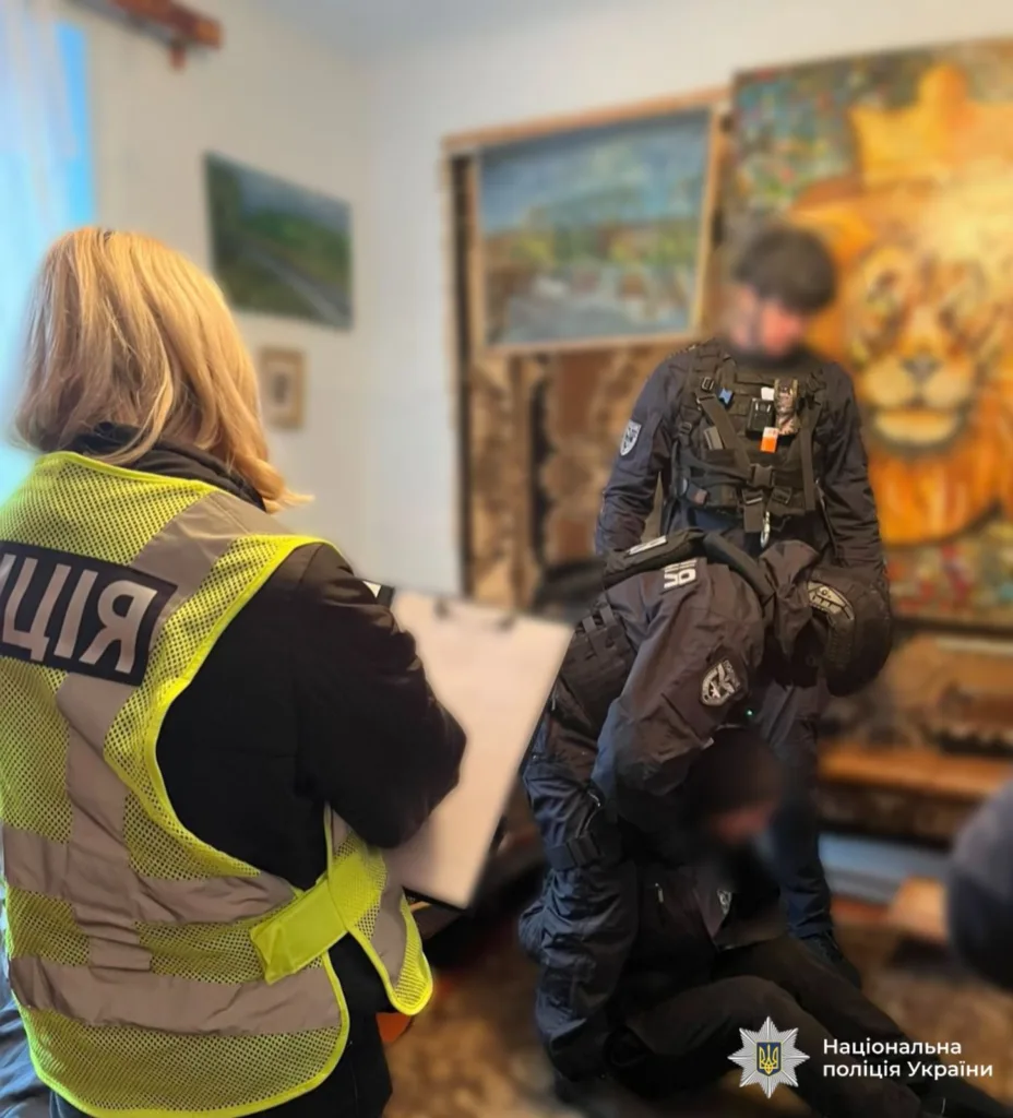 Поліція України затримує підозрюваного в квартирі