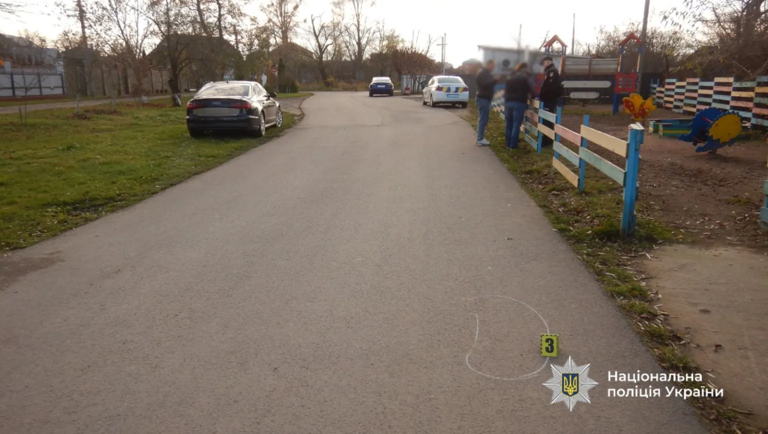 Поліцейське розслідування на вулиці біля дитячого майданчика