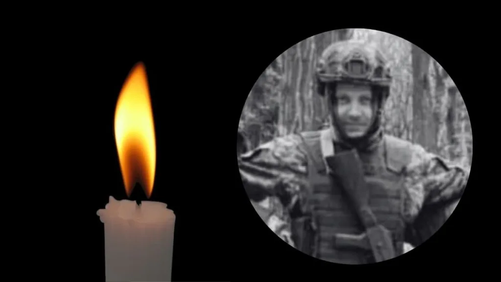 Свічка пам’яті та військовий у формі