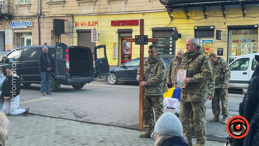 Військові прощаються із полеглим героєм на вулиці