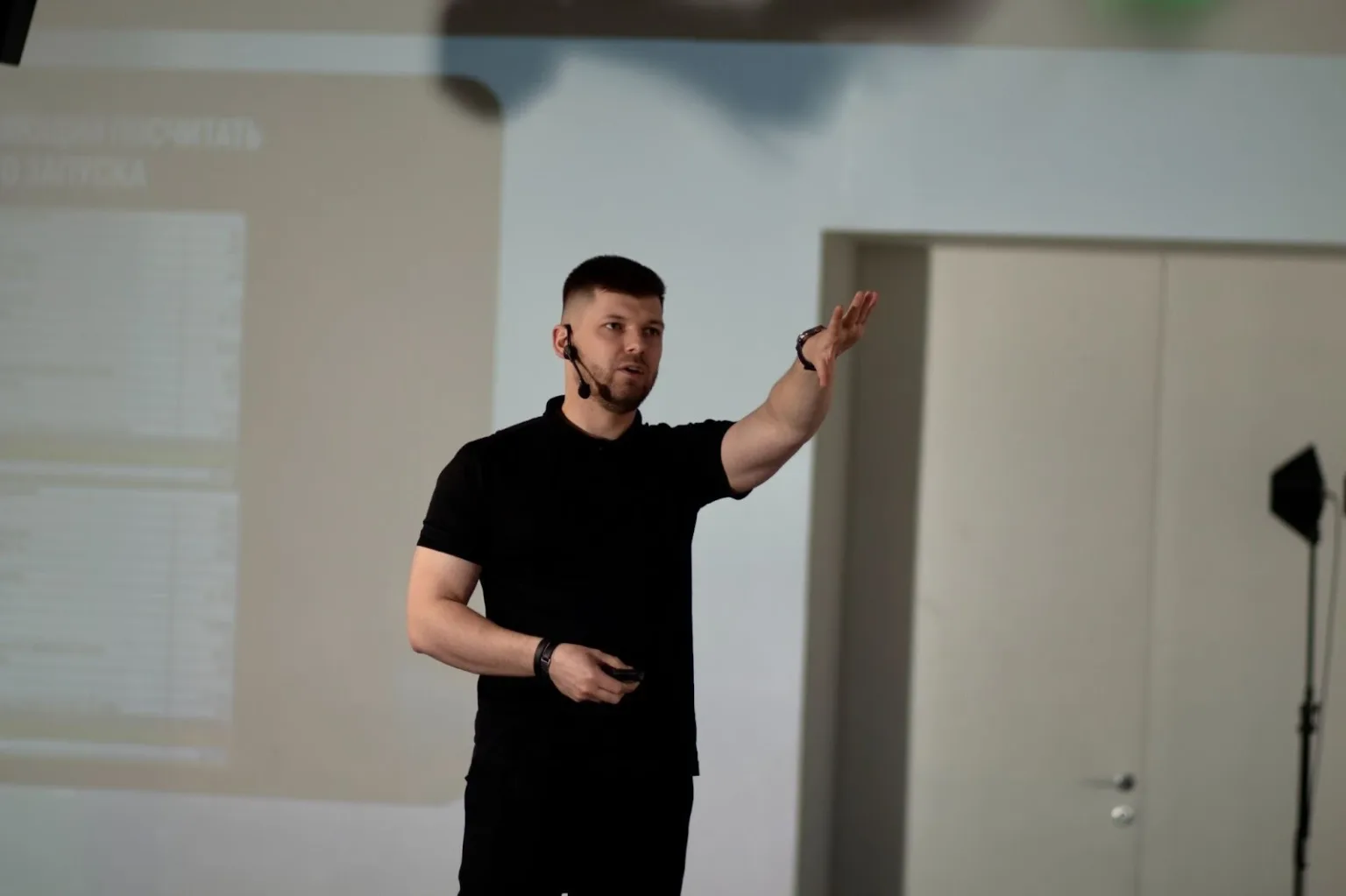 Чоловік проводить презентацію з мікрофоном