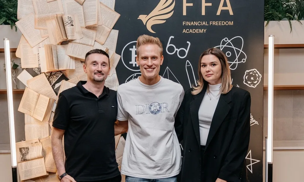 Три людини на події Financial Freedom Academy