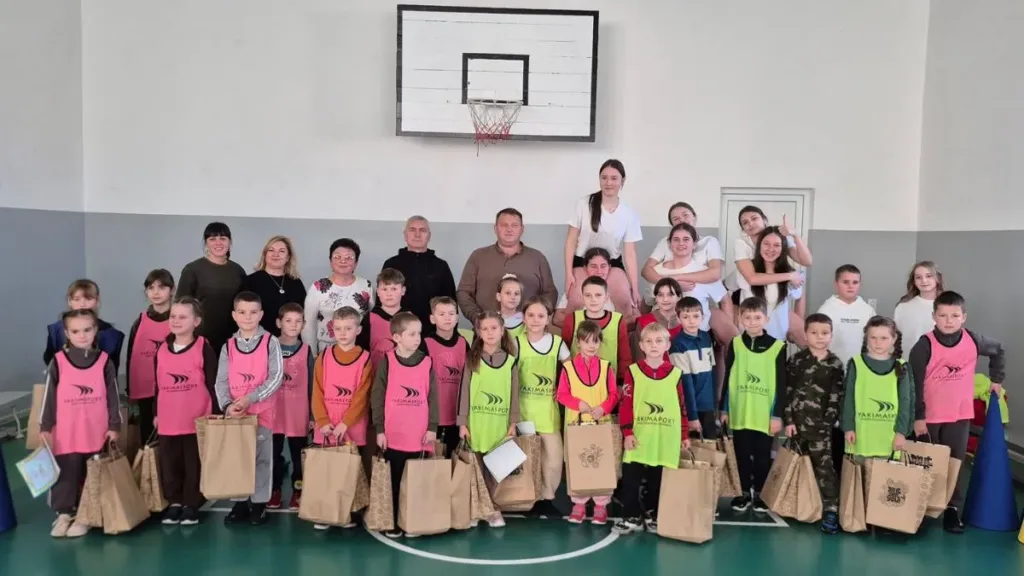 Група дітей і вчителів у спортивному залі