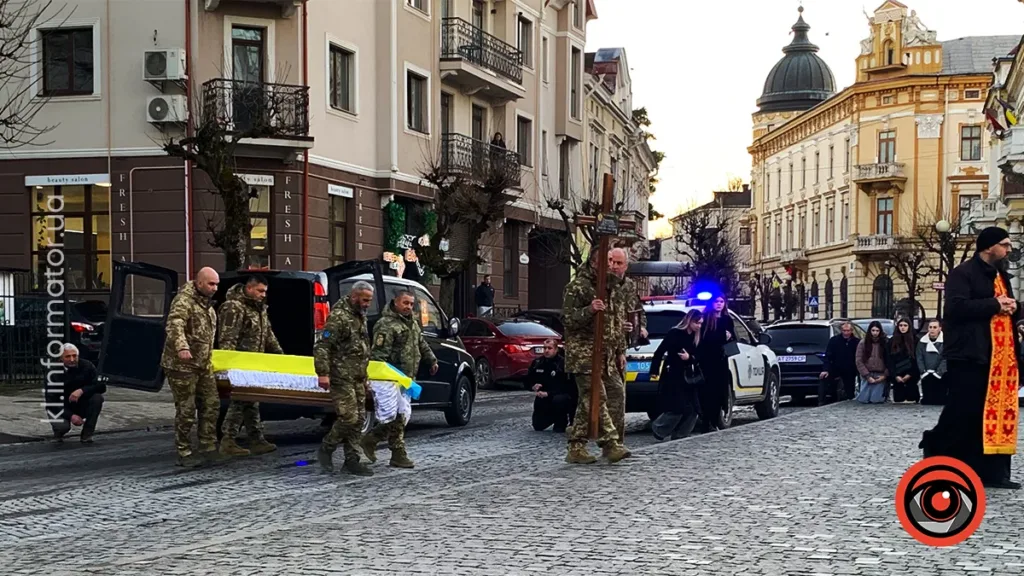 Військові несуть труну загиблого героя вулицею міста