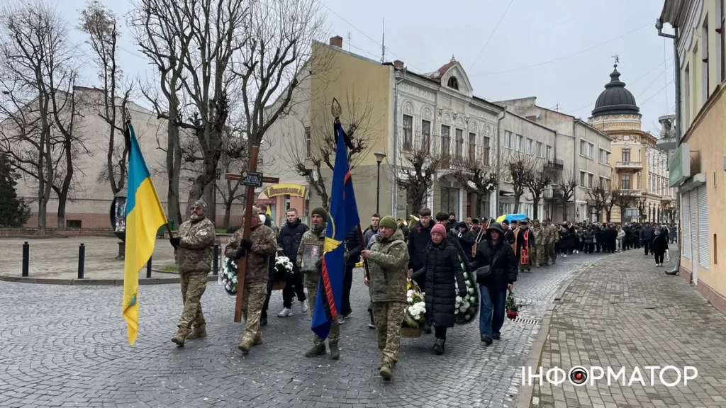 Похоронна процесія військових у місті України