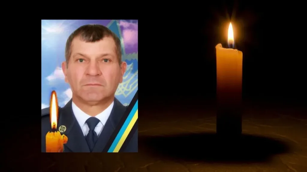 Портрет чоловіка у формі та палаюча свічка