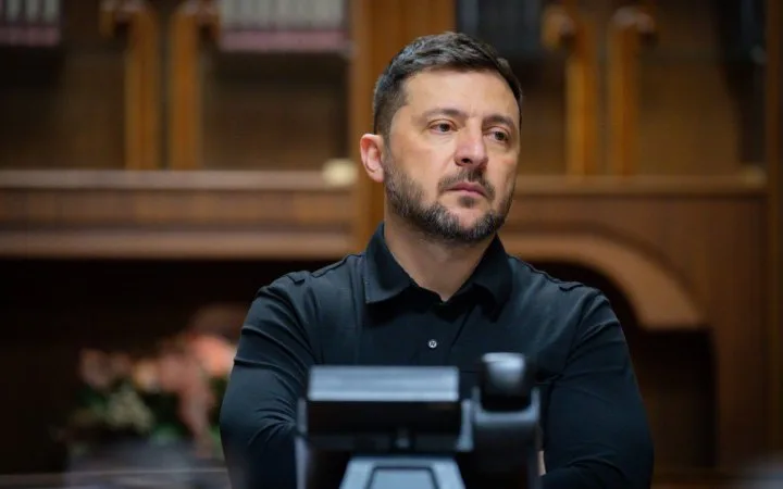 Чоловік сидить у кабінеті перед мікрофоном