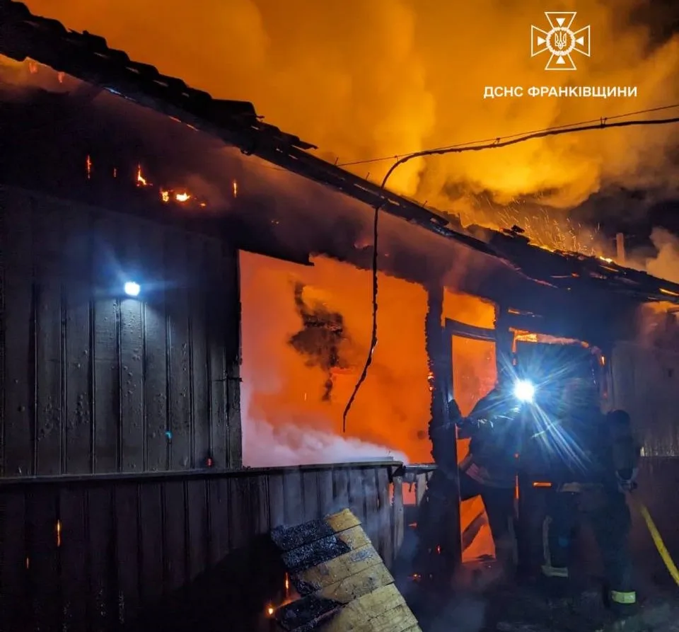 Пожежники гасять вогонь у палаючому будинку