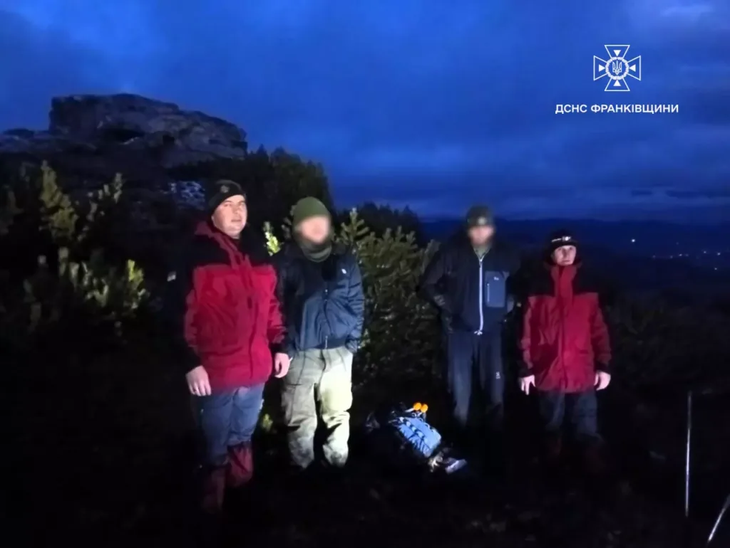 Рятувальники ДСНС у горах Прикарпаття вночі