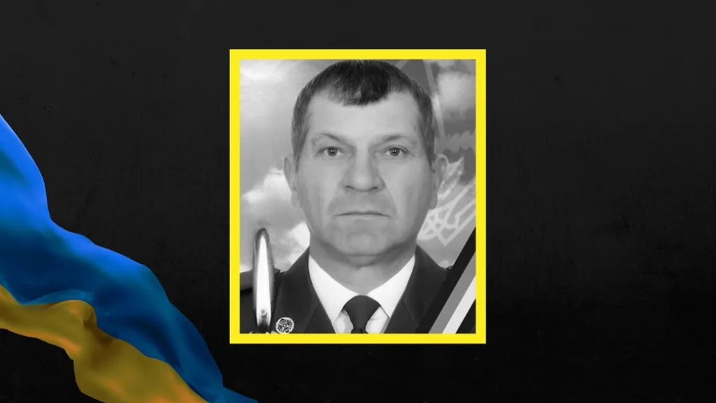 Портрет українського військового на чорному фоні