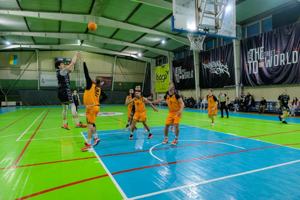 Баскетбольний матч у спортивному залі