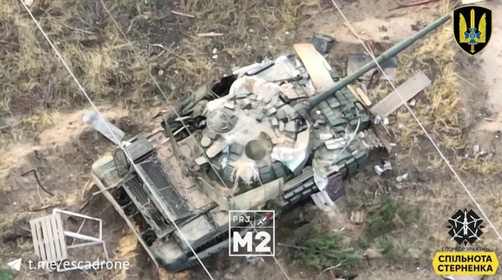 Зруйнований військовий танк на полі бою