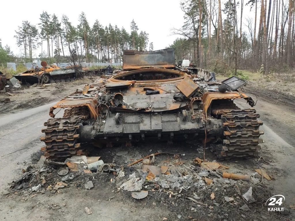 Знищений танк на лісовій дорозі в Україні