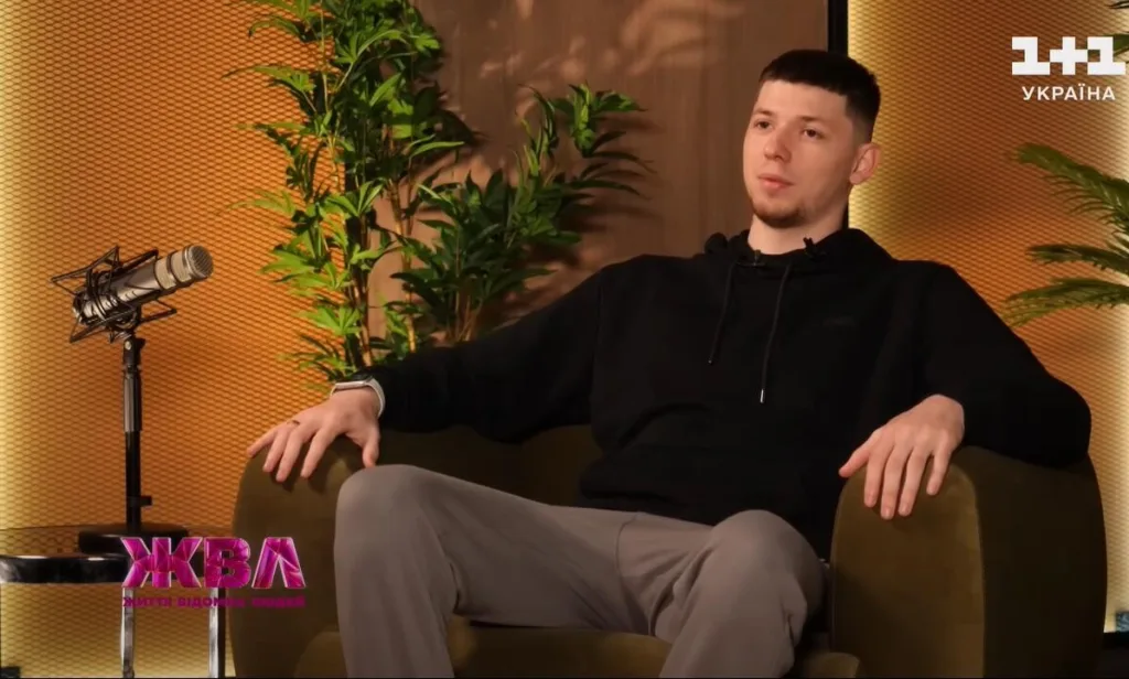 Чоловік у студії під час інтерв'ю на ТРК Україна