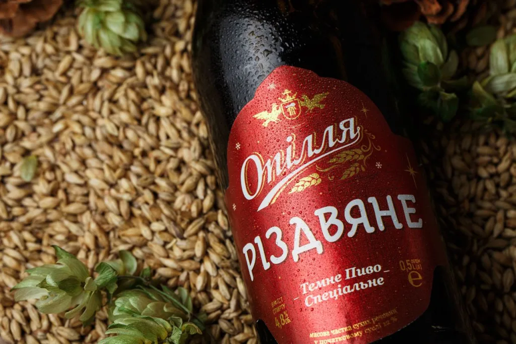 Пляшка темного пива Опілля Різдвяне на ячмені