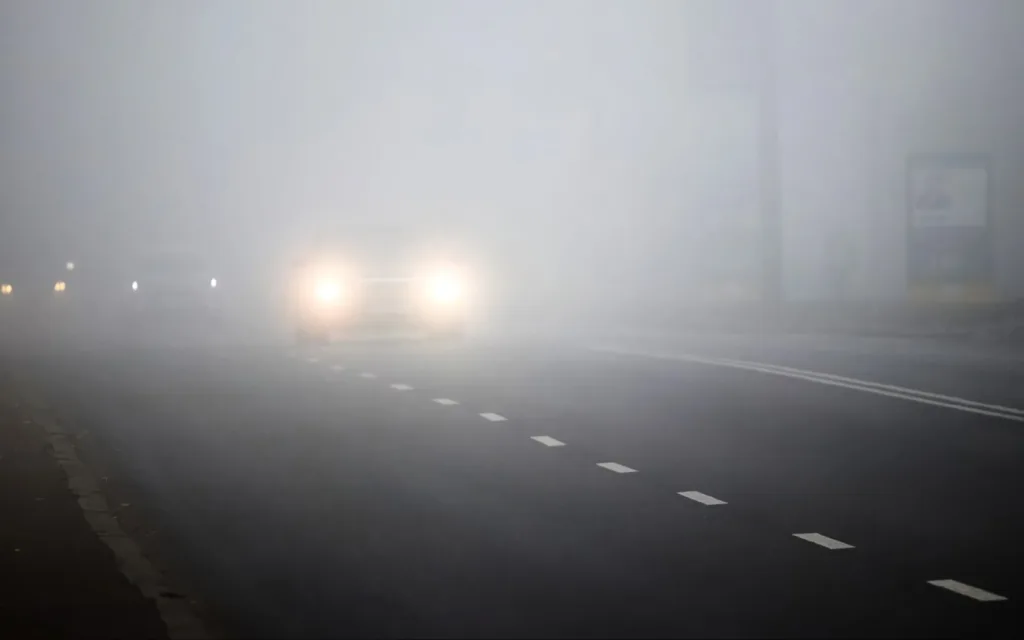 Автомобілі на дорозі в густому тумані
