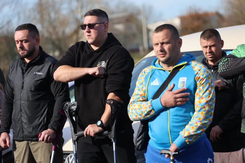 Ветерани України стоять з рукою на серці