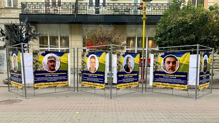 Виставка памʼяті українських героїв на вулиці