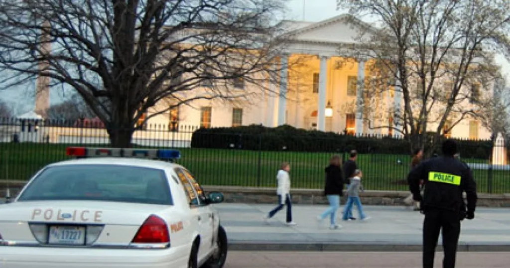 Поліція біля Білого дому у Вашингтоні