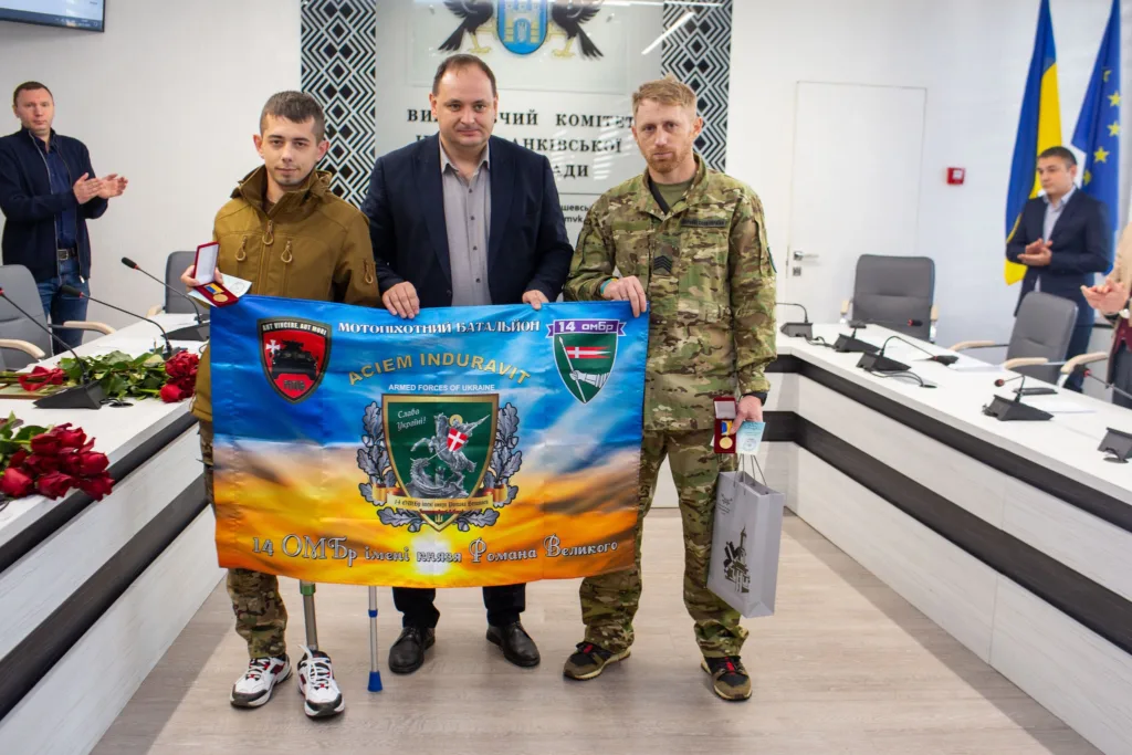 Військові отримують нагороди та прапор батальйону