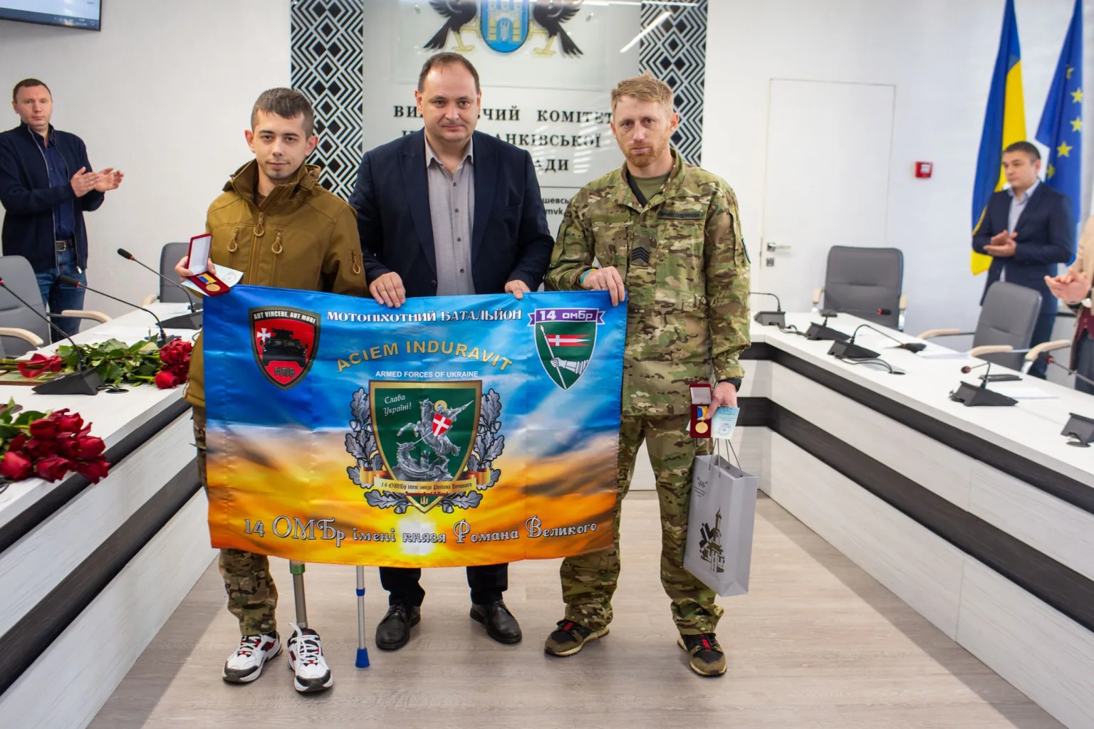 Військові отримують нагороди та прапор батальйону