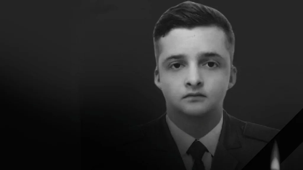 Чорно-білий портрет чоловіка у формі