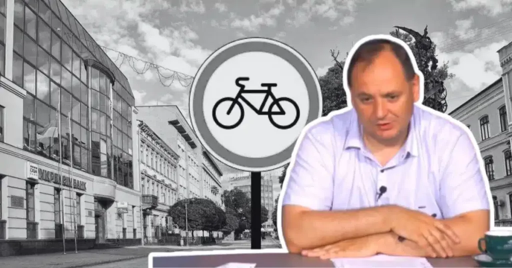 Чоловік перед знаком велосипедної дороги у місті