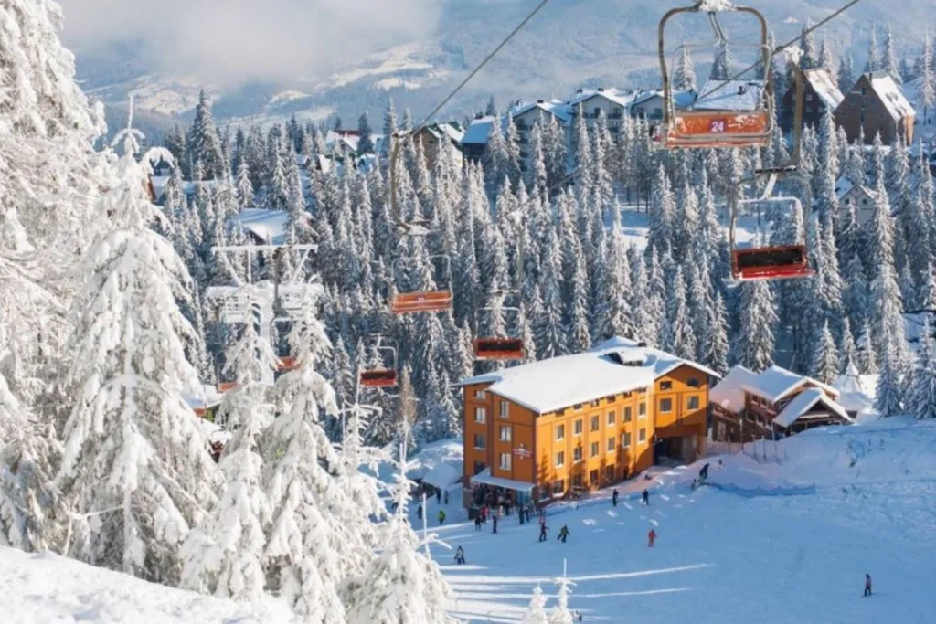 Засніжений гірськолижний курорт з підйомником і готелем