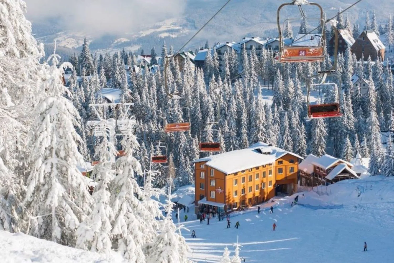 Засніжений гірськолижний курорт з підйомником і готелем