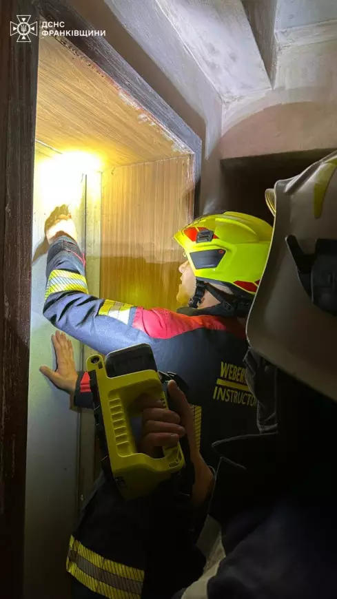 Рятувальники перевіряють двері під час навчань