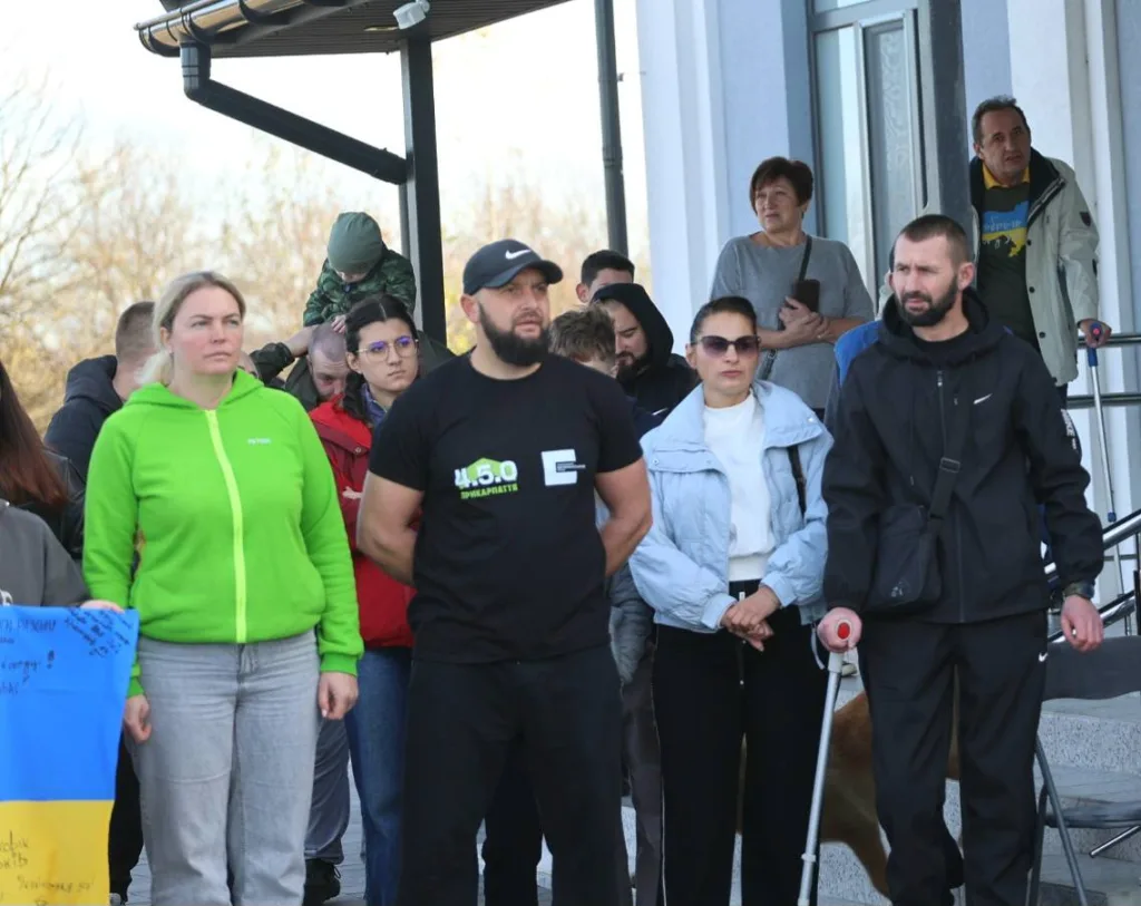 Група людей стоїть перед будівлею