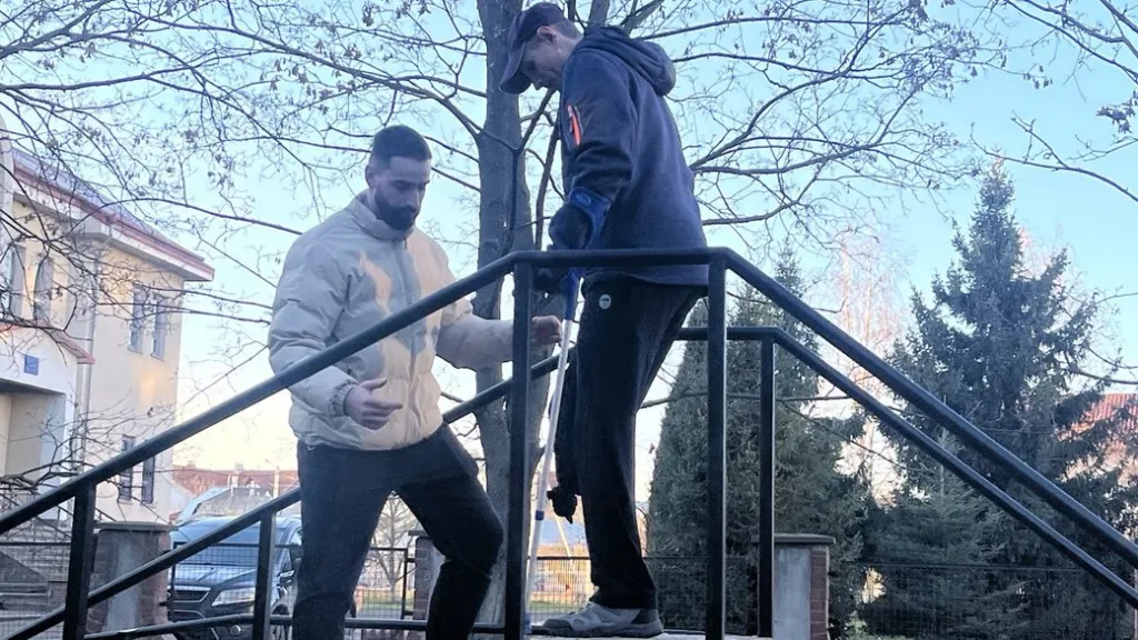 Тренування ходьби з милицями на сходах