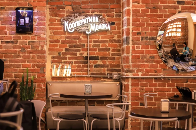 Затишна кав'ярня з цегляними стінами у Львові