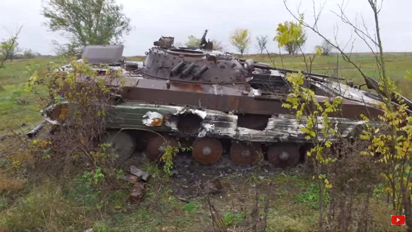 Знищена бойова машина на полі серед природи