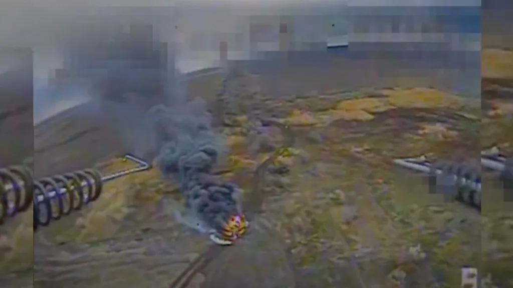 Дим і полум’я над військовою технікою на полі