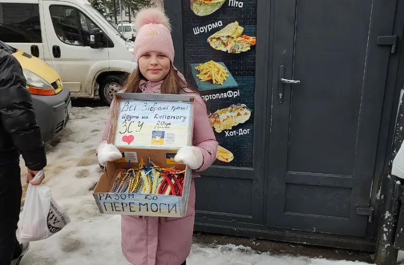 Дівчинка збирає кошти для допомоги ЗСУ
