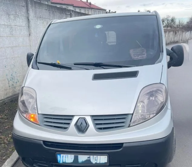 Сірий вантажний мікроавтобус Renault на вулиці