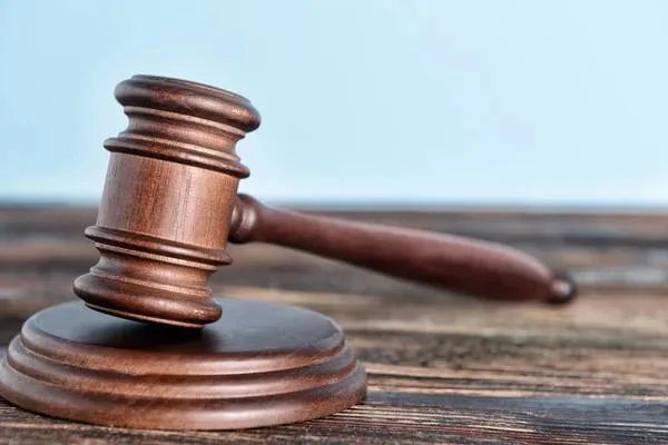 Суддівський молоток на дерев’яному столі