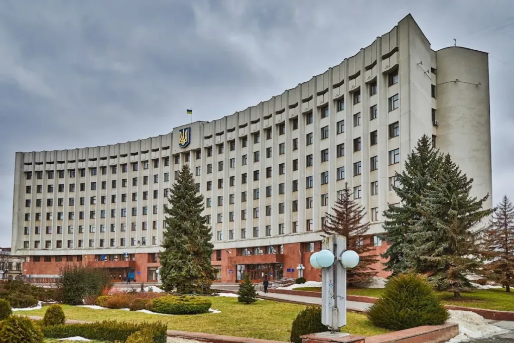 Будівля обласної адміністрації в Україні