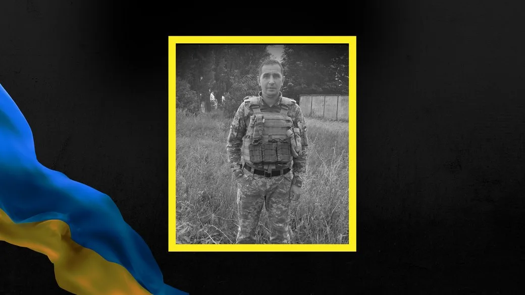 Український військовий у камуфляжі стоїть на полі