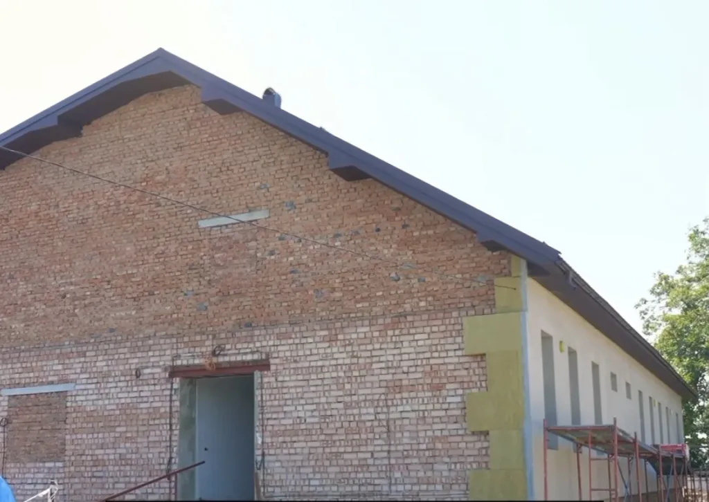 Будівництво цегляного будинку з утепленням фасаду