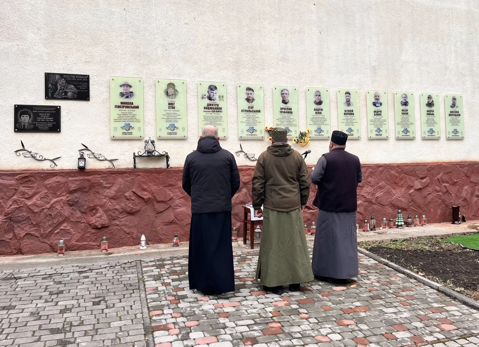 Священники моляться біля меморіалу загиблих військових