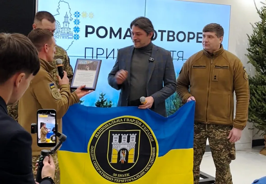 Військові вручають прапор Національної гвардії України