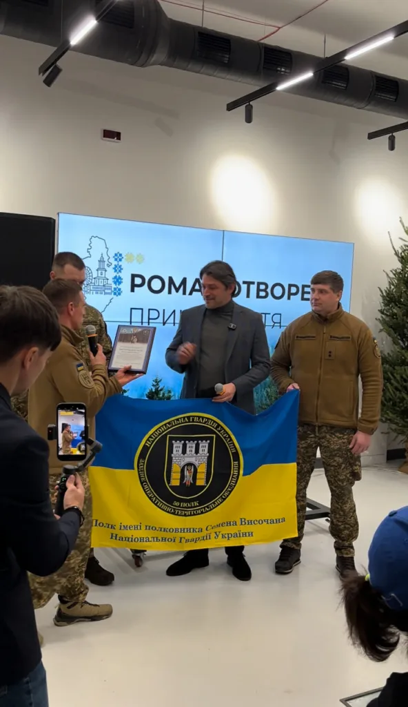 Військові тримають прапор Національної гвардії України