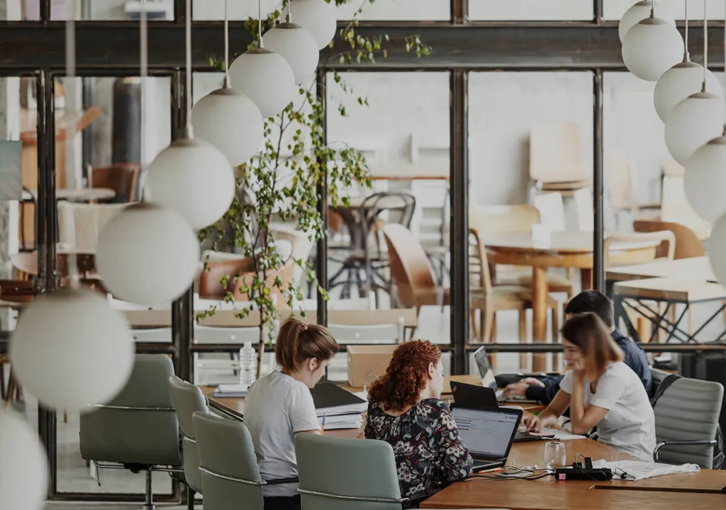 Люди працюють за ноутбуками в сучасному офісі